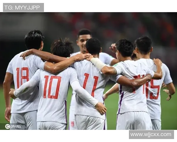 追寻足球梦想的足坛巨星们童年故事与成长历程